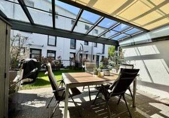 MIT SONNIGER DACHTERRASSE UND GARTEN