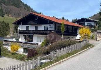 GROßES TRADITIONELLES LANDHAUS MIT BERGBLICK