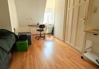 KLEINES NEST ÜBER DEN DÄCHERN VON ALTONA