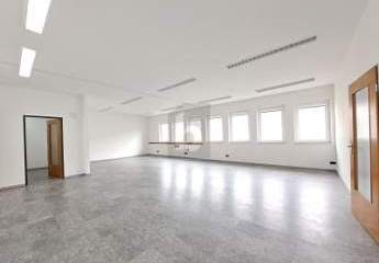 FLEXIBLE FLÄCHE MIT 4 STELLPLÄTZEN VORM HAUS