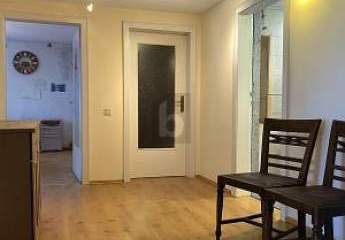 GROßE WOHNUNG MIT BALKON UND ABSTELLKAMMERN