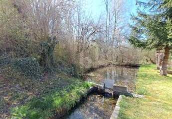 VIEL PLATZ MIT KLEINEM WEIHER UND BACHLAUF