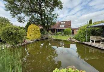 LICHTDURCHFLUTET MIT PARKÄHNLICHEM GARTEN