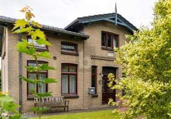 HISTORISCHES WOHNENSEMBLE MIT KUTSCHERHAUS