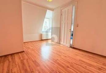 KOMPAKTES ZUHAUSE ÜBER DEN DÄCHERN VON ALTONA