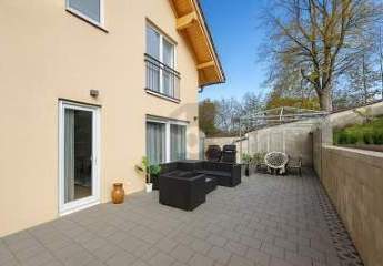 SCHÖNE DOPPELHAUSHÄLFTE MIT VIEL PLATZ