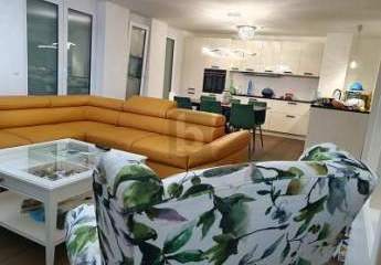 GERÄUMIGES UND HELLES WOHNKONZEPT