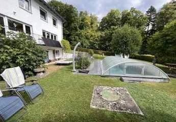 TRAUMHAFTER BLICK IN SÜDHANGLAGE MIT GARTEN