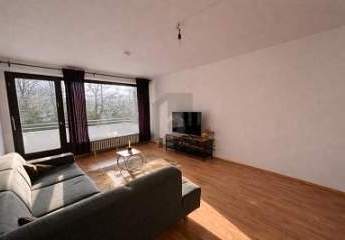 MÖBLIERT, MIT BALKONBLICK INS GRÜNE