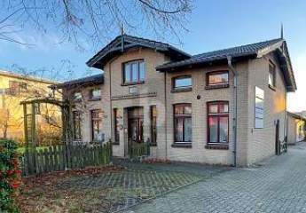 CHARAKTERHAUS MIT SEPARATEM KUTSCHERHAUS