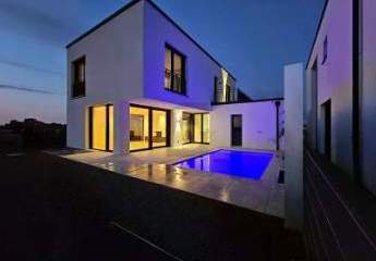 VERMIETUNG - MODENER LUXUS MIT POOL UND AUSBLICK