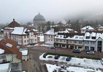EIGENTUM MIT BLICK AUF DEN DOM