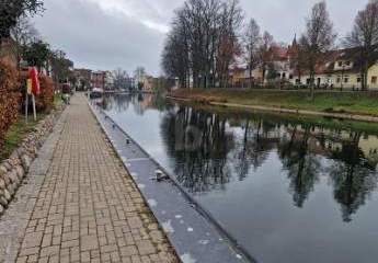 FLUßAUFWÄRTS IM BLICK