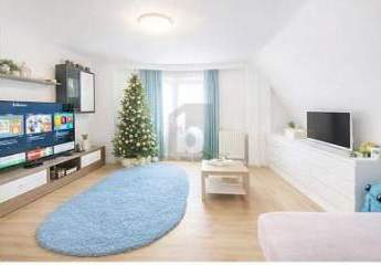 HELLES WOHNEN UNTER DEM DACH MIT POTENZIAL