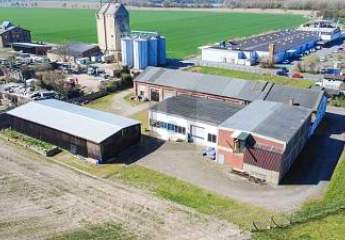 HALLENKOMPLEX MIT FREIFLÄCHEN UND WIESE