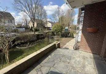 RENOVIERT, HELL MIT TERRASSE UND GARTEN