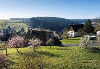 IHR ZUHAUSE ZWISCHEN APFELBÄUMEN