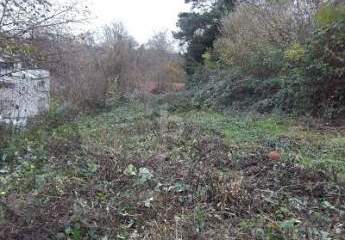 RUHIGE EINBAHNSTRAßE: BAULÜCKE MIT POTENTIAL