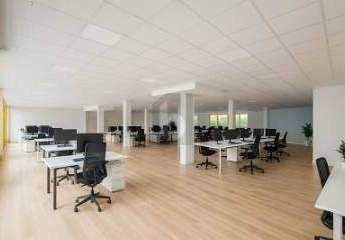 EBENERDIG MIT GROSSER SCHAUFENSTERFLÄCHE