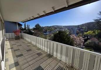 LICHTDURCHFLUTETE WOHNUNG MIT GROßEM BALKON