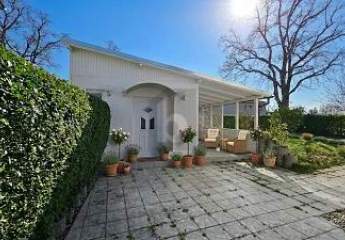 FAMILIENECKHAUS MIT IDYLLISCHEN GARTEN