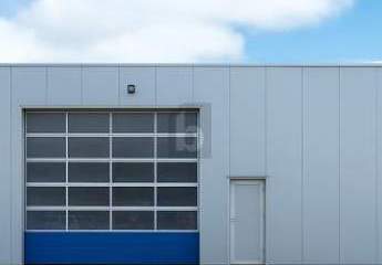 MODERNER NEUBAU MIT AUTOBAHNNÄHE