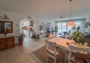 GROßZÜGIG UND RUHIG ZUM WOHLFÜHLEN