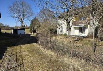 ERSCHLOSSEN IN IDYLLISCHER LAGE