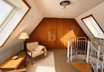 HELLES ZUHAUSE AUF ZWEI EBENEN MIT BALKON