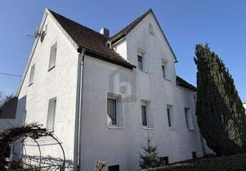FAMILIENHAUS MIT GARAGE UND GARTEN
