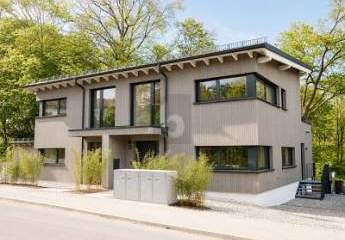 MODERN, MEHRERE TERRASSEN UND BLICK INS GRÜNE