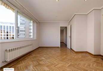 Dachgeschosswohnung in 10789 Berlin, Eislebener Str.