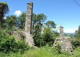Ruine mit Schuppen zum Wiederaufbau, mit großem Grundstück in ruhiger und sonniger Lage, mit Seeblick.