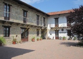 U-förmiger Natursteinhof - Agriturismusbetrieb in schöner Panoramalage.