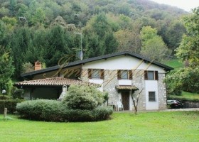 Tolles Landhaus in super Naturlage am Lago D'Endine, mit herrlichem Panoram.