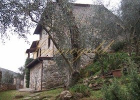 Komplett neu renoviertes Natursteinhaus in absoluter Spitzen-Panoramalage.