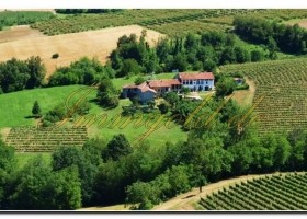 Immogold weitläufiges Landhaus mit drei Hektar Land in toller Panoramalage