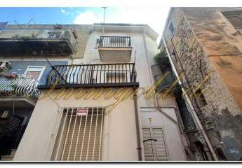 Immogold Sizilien SGS 25113 ein typisch Sizilianisches Dorfhaus mit einer gepflegten Terrasse