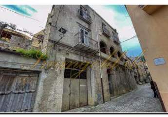 Palazzo, eine geschichtliche Domaine mit einer kleinen Grünanlage zum renovieren