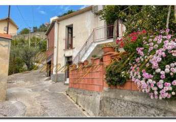 Apartes, mediterranes wohnen in den Nebrodi: Haus mit Weitblick, Garten und Nebengebäude