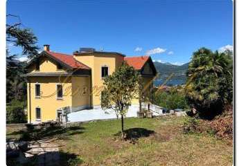 Immogold Lago Maggiore Traumhafte Dachgeschosswohnung mit großer Terrasse, Stellplatz und Panorama-Seeblick, komplett renoviert