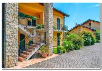 Immogold Lago Maggiore, attraktive Maisonette in moderner Wohnanlage mit beeindruckendem Seeblick und exklusivem Gemeinschaftspool – ideal für alle, die Komfort, Ruhe und Lebensqualität schätzen.