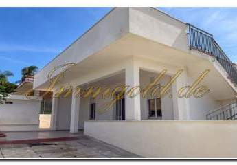 Aparte Villa nur dreißig Kilometer von der Hauptstadt Palermo, zwei Schlafzimmer, Meerblick, Potenzial einer Traum-Dachterrasse und prima Verkehrsanbindung