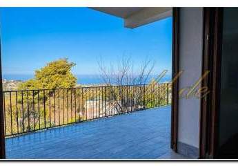 Schicke, neuartige, aparte Doppelhaushälfte mit Panoramameerblick Terrasse und die Option des einen Pool einzubringen