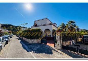 Immogold Sizilien beeindruckendes, großes Doppelhaus ganz nahe am Meer mit sechs Schlafzimmern, Dachterrasse und mediterranen Gärten