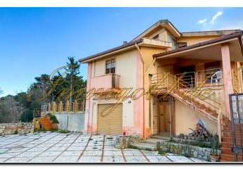 renovierungsbedürftige, geräumige Villa im sizilianischen Stil, super Lage in der Landschaft am Fuße der Hängen des Monte San Calogero, mit Meerblick