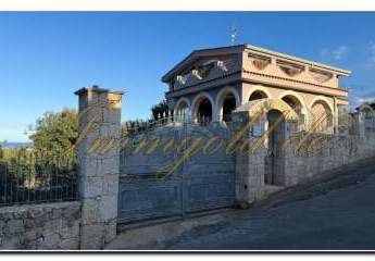 Immogold viel Platz bietende, unverkennbare Villa in exzellenter Lage mit tollem Meerblick und vier Schlafzimmern gelegen an der ionischen Küste zwischen Catania und Syrakru
