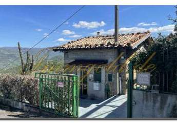 Sympathisch erscheinendes Casa im grünen interessanter Blick auf das Meer und auf den Äolischen Inseln