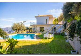 Schicke, elegante, beeindruckende Villa mit Pool und tollem Panorama-Blick in Capo d’Orlando hält nach Ihrer Übernahme Ausschau.