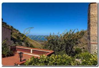 Immogold Sizilien Mittendrin!! Authentisches Haus mit zwei Schlafzimmern im Madonie Park, mit sizilianischen Steinzeugen gefliesten Innenräumen und Panoramaterrasse, frei nach dem Motto:“wohnen mit Ch
